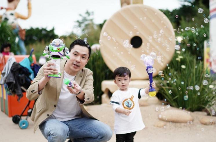 Potret Harvey Moeis suami Sandra Dewi momong anak. (Instagram/@sandradewi88)