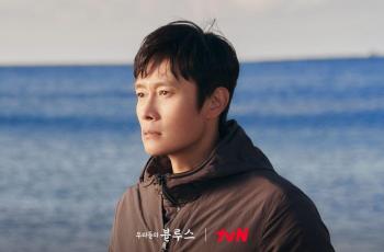 10 Potret Lee Byung Hun di Our Blues, Jadi Salesman dan Pasangan Shin Min Ah yang Perhatian