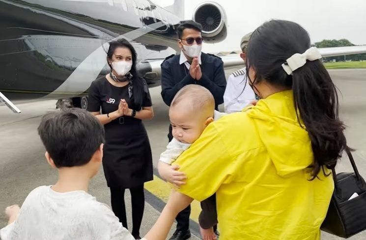 Momen Raffi Ahmad dan Nagita Salvina Hadiri Ultah Juragan 99 Naik Jet. (YouTube/Rans Entertainment)