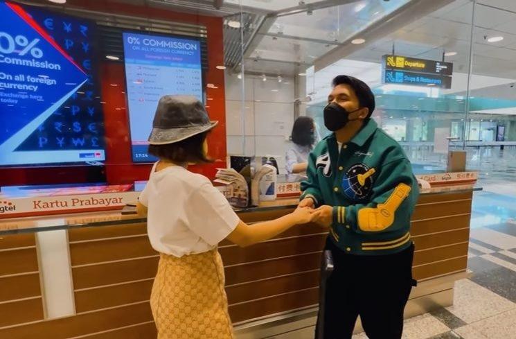 Momen Fuji Susul Thariq Halilintar ke Singapura. (YouTube/fuji an)