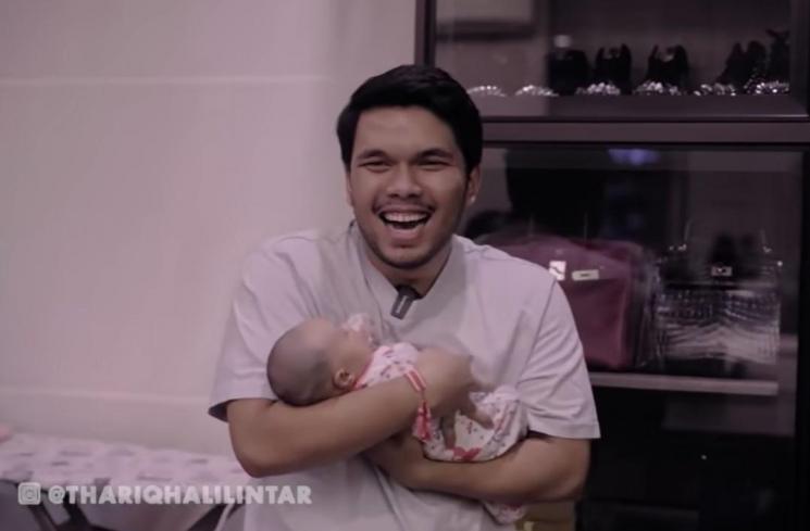 Potret Kedekatan Thariq Halilintar dan Baby Ameena. (YouTube/Thariq Halilintar)