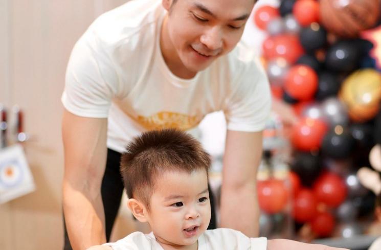 Potret Harvey Moeis suami Sandra Dewi momong anak. (Instagram/@sandradewi88)