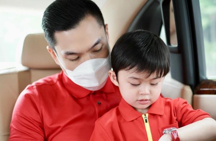 Potret Harvey Moeis suami Sandra Dewi momong anak. (Instagram/@sandradewi88)