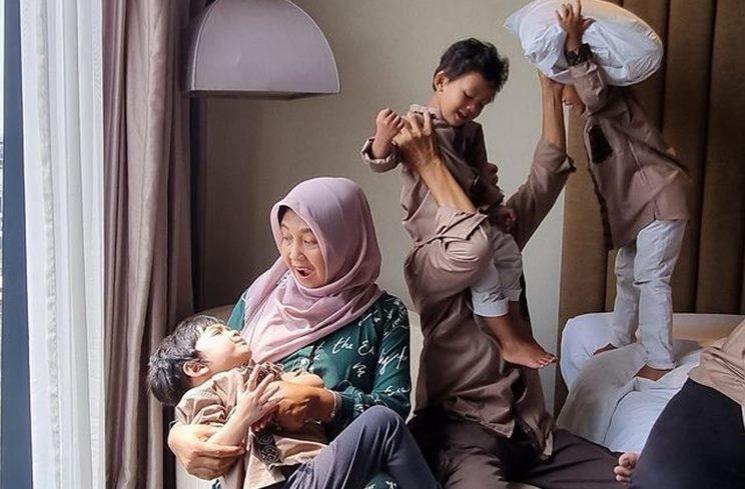 Potret Putri Anne dan Arya Saloka Saat Lebaran. (Instagram/anneofficial1990)