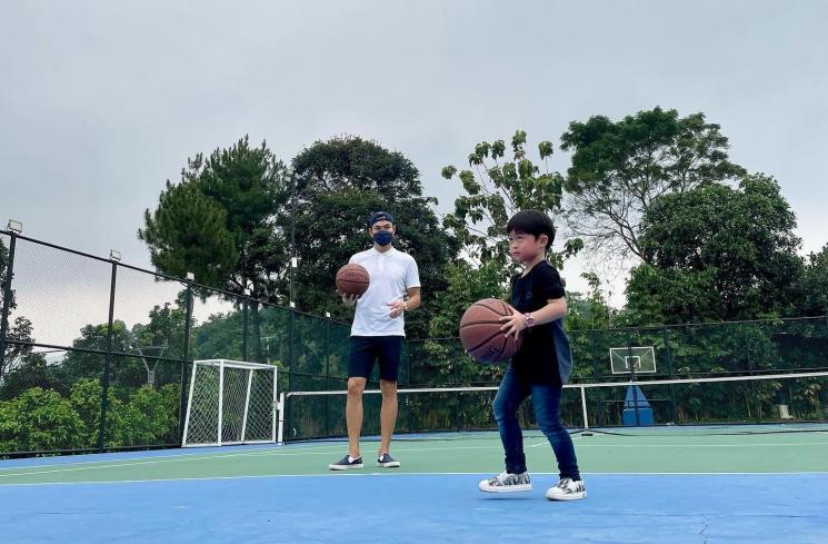Potret Harvey Moeis suami Sandra Dewi momong anak. (Instagram/@sandradewi88)