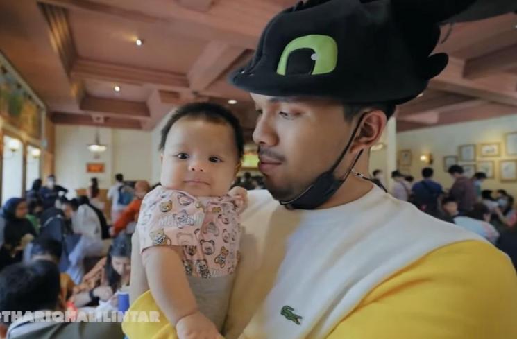 Potret Kedekatan Thariq Halilintar dan Baby Ameena. (YouTube/Thariq Halilintar)