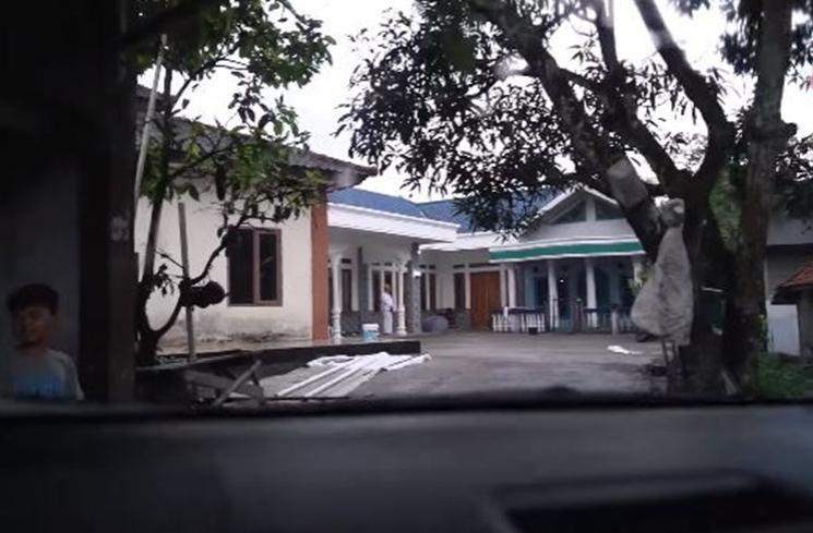 Potret Rumah Dinar Candy di Kampung. (YouTube/Dinar Candy)