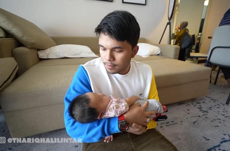 Potret Kedekatan Thariq Halilintar dan Baby Ameena. (YouTube/Thariq Halilintar)