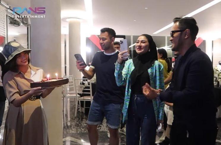 Momen Raffi Ahmad dan Nagita Salvina Hadiri Ultah Juragan 99 Naik Jet. (YouTube/Rans Entertainment)