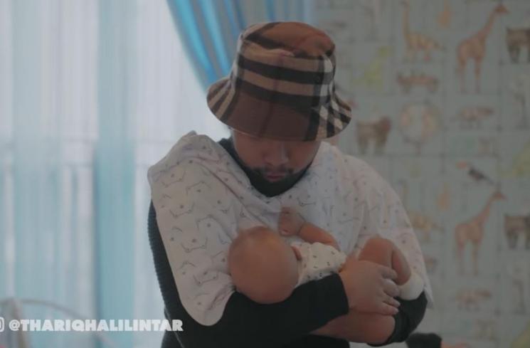 Potret Kedekatan Thariq Halilintar dan Baby Ameena. (YouTube/Thariq Halilintar)