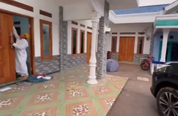 Potret Rumah Dinar Candy di Kampung. (YouTube/Dinar Candy)