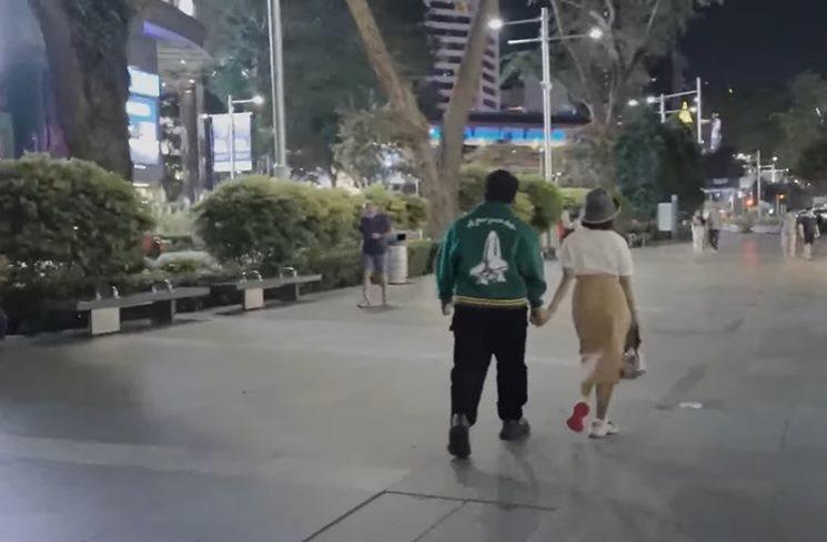 Momen Fuji Susul Thariq Halilintar ke Singapura. (YouTube/fuji an)