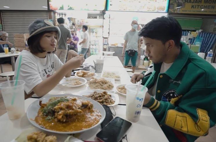 Momen Fuji Susul Thariq Halilintar ke Singapura. (YouTube/fuji an)