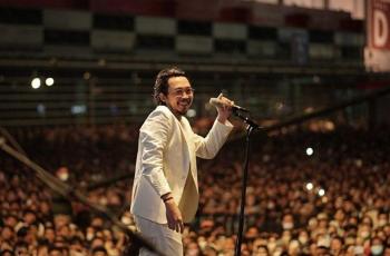 8 Potret Pamungkas Terjatuh saat Konser: Sakit Nggak, Malu Iya