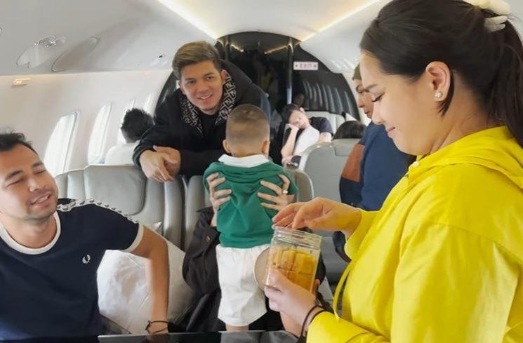 Momen Raffi Ahmad dan Nagita Salvina Hadiri Ultah Juragan 99 Naik Jet. (YouTube/Rans Entertainment)