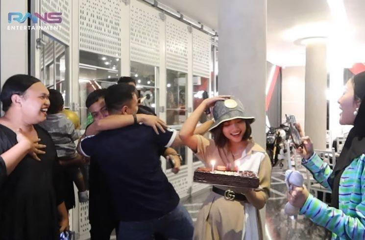 Momen Raffi Ahmad dan Nagita Salvina Hadiri Ultah Juragan 99 Naik Jet. (YouTube/Rans Entertainment)