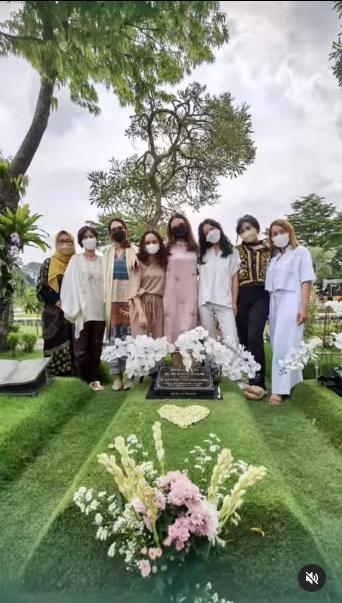 Gaya Artis Istri Pejabat Rayakan Lebaran. (Instagram/wishnutama)