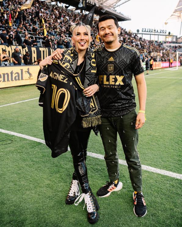 Potret Agnez Mo jadi Kapten Kehormatan Tim Bola. (Instagram/agnezmo)