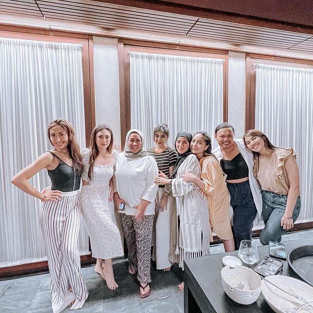 Potret Raffi-Nagita dan Geng Liburan ke Bali. (Instagram/melly_goeslaw)