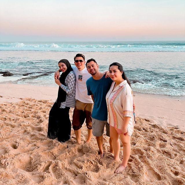 Potret Raffi-Nagita dan Geng Liburan ke Bali. (Instagram/irwansyah_15)