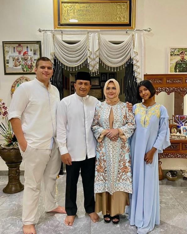 Gaya Artis Istri Pejabat Rayakan Lebaran. (Instagram/bellasaphiraofficial)