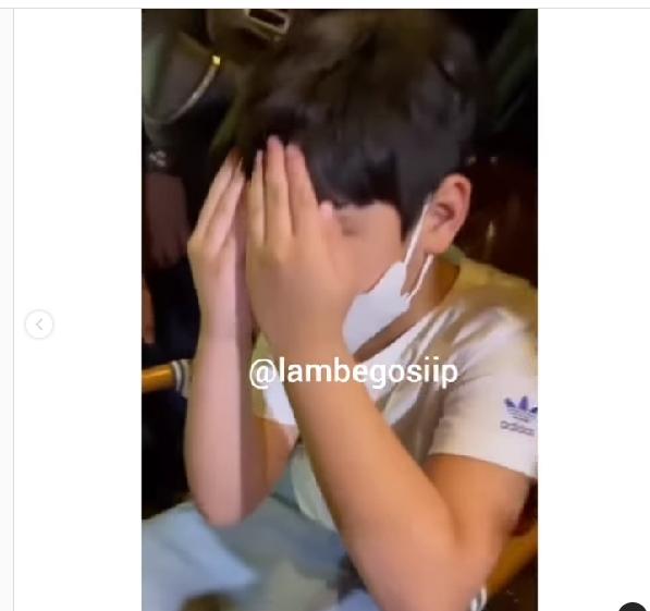 Rafathar Malik Ahmad tutup wajah saat dikerubungi banyak orang. (Instagram/lambegosiip)