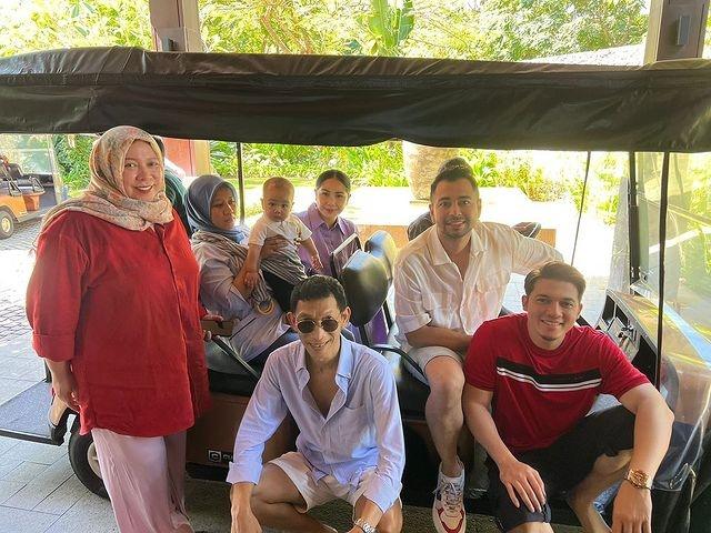 Potret Raffi-Nagita dan Geng Liburan ke Bali. (Instagram/melly_goeslaw)