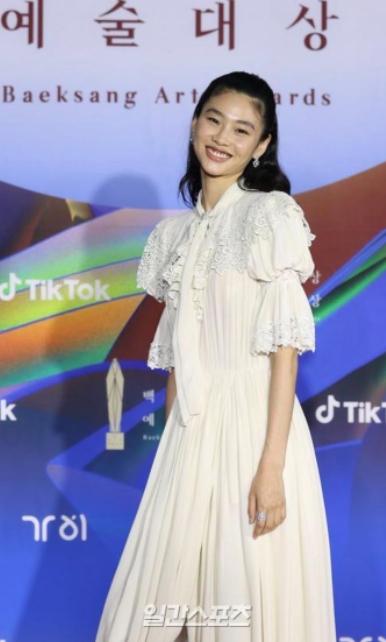 Pesona Aktor dan Aktris Korea di Baeksang Arts Awards 2022. (Sport Daily Korea)