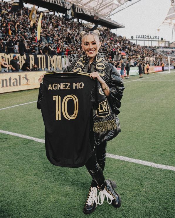 Potret Agnez Mo jadi Kapten Kehormatan Tim Bola. (Instagram/agnezmo)