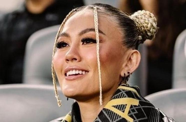 Potret Agnez Mo jadi Kapten Kehormatan Tim Bola. (Instagram/agnezone.id)