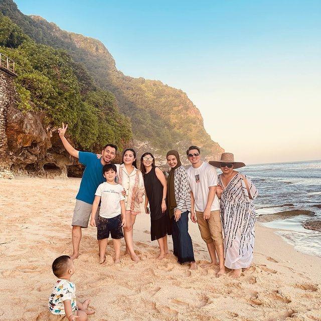 Potret Raffi-Nagita dan Geng Liburan ke Bali. (Instagram/raffinagita1717)