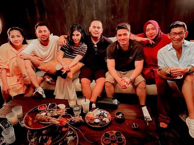 Potret Raffi-Nagita dan Geng Liburan ke Bali. (Instagram/irwansyah_15)