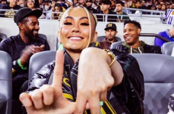 10 Potret Agnez Mo Jadi Kapten Kehormatan Tim Bola Amerika Serikat, Gayanya Nyentrik Abis!