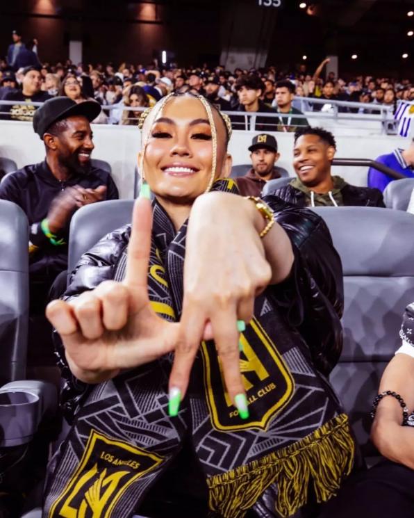 Potret Agnez Mo jadi Kapten Kehormatan Tim Bola. (Instagram/agnezone.id)