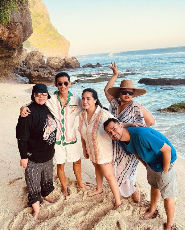 Potret Raffi-Nagita dan Geng Liburan ke Bali. (Instagram/raffinagita1717)