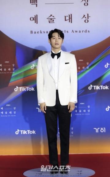 Pesona Aktor dan Aktris Korea di Baeksang Arts Awards 2022. (Sport Daily Korea)