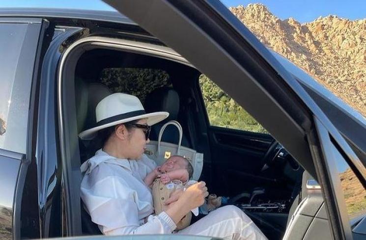 Potret Baby Izz Berpetualang di Gurun Mojave. (Instagram/yorafebrina)