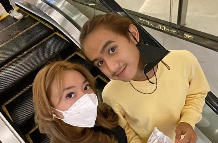 Potret Mesra Bowo Alpenliebe Bareng Pacar. (Instagram/cacaskmnn)
