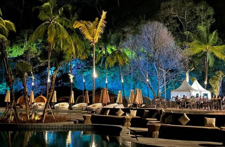 Potret beach club Raffi Ahmad di Padang. (Instagram/@raffinagita1717)
