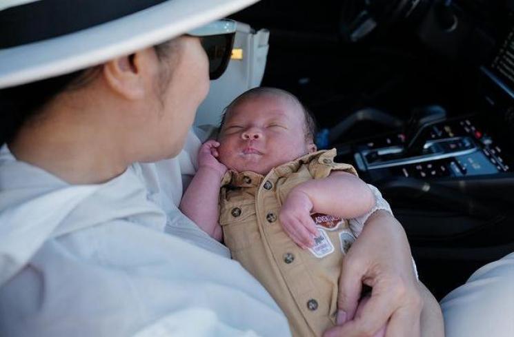 Potret Baby Izz Berpetualang di Gurun Mojave. (Instagram/yorafebrina)