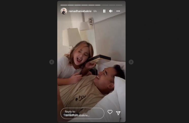 Nia Ramadhani dapat kado dari Mikhayla di Hari Ibu Internasional. (Instagram/ramadhaniabakrie)
