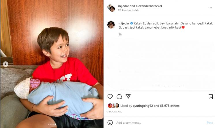 El Barack momong baby Verhaag anak Jessica Iskandar dan Vincent Verhaag. (Instagram/inijedar)