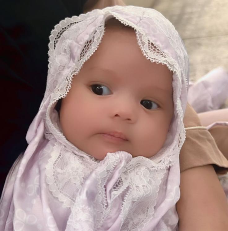 Ekspresi Baby Ameena saat Difoto (Instagram/@attahalilintar)