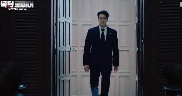 Potret So Ji Sub di Doctor Lawyer (Instagram/@mbcdrama_now)