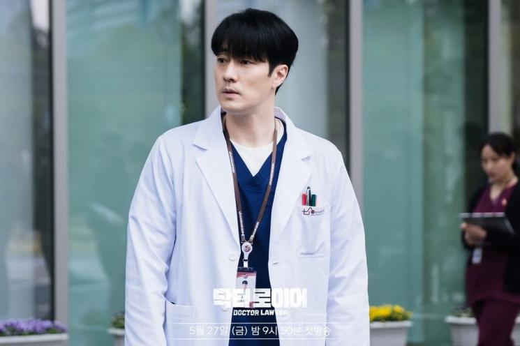 Potret So Ji Sub di Doctor Lawyer (Instagram/@mbcdrama_now)