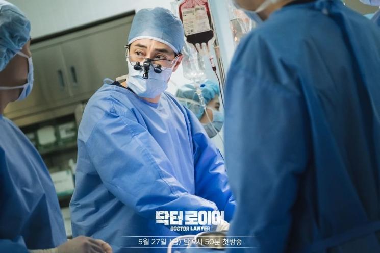 Potret So Ji Sub di Doctor Lawyer (Instagram/@mbcdrama_now)