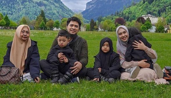Potret Liburan Keluarga Oki Setiana Dewi di Swiss (Instagram/okisetianadewi)