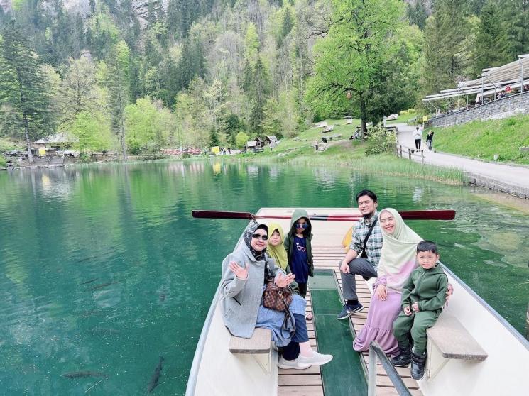 Potret Liburan Keluarga Oki Setiana Dewi di Swiss (Instagram/okisetianadewi)