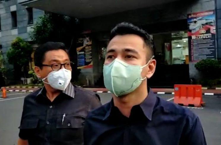 Raffi Ahmad ditemani pengacara Sandy Arifin di Polda Metro Jaya, Rabu (11/5/2022)