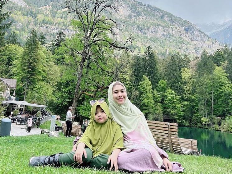 Potret Liburan Keluarga Oki Setiana Dewi di Swiss (Instagram/okisetianadewi)